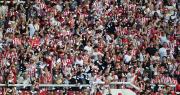 Hinchas de Estudiantes juntan firmas para dar de baja el nuevo escudo y banderín del club