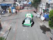 El impactante video del momento exacto en el que un camión se hunde y desaparece en el medio de una calle