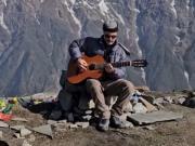 Tuvo un grave accidente en el Himalaya y sobrevivió 9 días solo y muy lastimado: Comí insectos y tomé mi pis