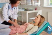 ¿Por qué el cáncer de estómago ahora afecta a la gente joven? El Dr. Travis Grotz alerta sobre los síntomas que deben ponerte en alerta