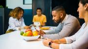 Qué significa mirar el celular cuando estás en la mesa, según la psicología