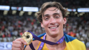 Duplantis volvió a romper su propio récord mundial y se llevó la medalla dorada en Tokio