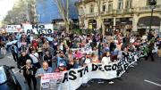 Sesión en el Congreso, en medio de la protesta de estudiantes universitarios y trabajadores de la salud