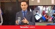 Quiso exponer los peligros de una estafa y terminó mostrando en vivo los datos de su tarjeta de débito