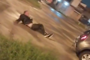 Por robarle a una mujer lo ataron a una camioneta y arrastraron por la calle