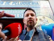 En España critican a Pablo Iglesias, el fundador de Podemos, por contradecir su discurso a favor de la escuela pública y mandar a sus hijos a una privada