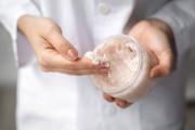Cuando hidratar no basta: Cómo exfoliar las manos y dejarlas rejuvenecidas