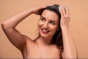 La planta rica en vitaminas que nutre y alisa el cabello: esta es manera correcta de aplicarla