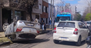 Espectacular choque múltiple y vuelco en La Plata terminó con una mujer herida