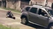 Un hombre fue atado a una camioneta y arrastrado por la calle por robarle a una mujer