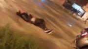 Lo acusaron de robarle a una mujer, fue atado y lo arrastraron en una camioneta