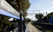 Sacó el celular en el tren para responder y se lo arrebataron