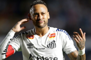 Neymar posó con la camiseta de un jugador de Boca