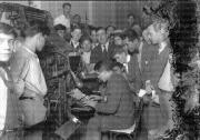 Recuerdos fotográficos: 1930. “El Torito de Mataderos” practica en la linotipo de LA GACETA