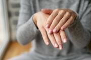 Hongos en las uñas: Consejos de dermatólogos para prevenirlos eficazmente