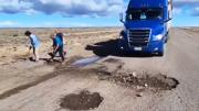 Camioneros chilenos tapan pozos en Ruta 40
