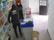 Quiso robar encapuchado y con un destornillador, pero los empleados le dieron una paliza: Dejame ir, bolu