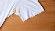 Ni vinagre ni bicarbonato: el truco indiscutible que elimina las manchas amarillas de tu ropa blanca en un instante
