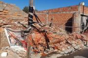Tres santiagueños hospitalizados tras caerles encima una tapia: hay un fracturado