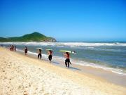 Entre morros y olas: Praia do Rosa el paraíso del sur que conquista a los argentinos en Brasil