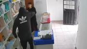 Video: intentó robar un local comercial, pero los empleados le dieron una paliza