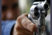 Se presentó en una casa, realizó dos disparos y baleó a un joven de 21 años