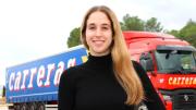 La camionera más joven de España rompe mitos: 22 años, 2.000€ al mes y “feliz en la carretera”