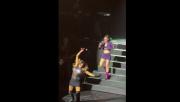Catherine Fulop se cayó del escenario en pleno show de Erreway y lo transformó en un blooper viral: Papelón