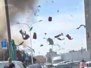 El dramático momento en que un dron ruso golpea un edificio en Ucrania: escombros volando por los aires
