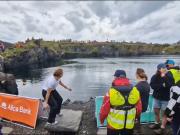 Un bucólico concurso de lanzamiento de piedras en Escocia se ve invadido por tramposos