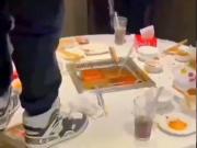 Son adolescentes, orinaron en la sopa de un restaurante y ahora sus padres deberán pagar una multa de 300.000 dólares