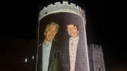 Proyectan fotos de Trump y Epstein en castillo de Windsor