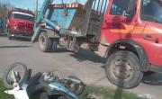 Fuerte choque en Arturo Seguí entre un camión y una moto: la motociclista fue rescatada herida de la zanja