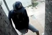 “El defecador serial”: se adueñó de casas y jardines e hizo su baño callejero