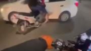 La Plata: dos motociclistas resultaron heridos tras salir volando en un accidente durante una caravana