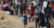 Exodo: 500.000 palestinos han sido obligados a salir de la ciudad mientras Israel sigue bombardeando, dejando medio centenar de muertos