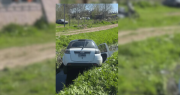 Una oficial de policía chocó en Villa Elvira y su auto terminó en una zanja