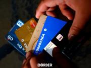 Una docente tiene pedido de captura por estafar a sus compañeras de trabajo y escaparse a Europa