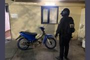 Detuvieron a dos personas en una moto robada en el barrio Los Flores