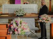 Una novia tardaba mucho en llegar al altar y el sacerdote comenzó el casamiento solo con el novio