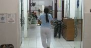 “Me dijeron ‘corra, su niña tiene una herida en el cuello’”: La madre relata el ataque a su hija en un colegio
