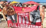 Estudiantes vs Flamengo.- Así se vive la previa: los hinchas del Pincha copan las playas de Río de Janeiro