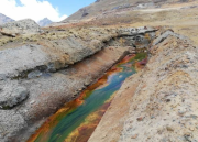 AJAM suspende a 20 empresas mineras en Viacha tras denuncias de contaminación con mercurio y cianuro