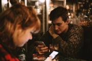 ¿Mirar el celular te hace ver débil?: experta en lenguaje corporal explica por qué