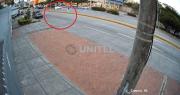 Video: Auto pierde el control por exceso de velocidad e impacta contra otro motorizado en Santa Cruz