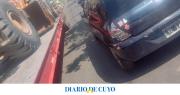 En moto, con una mujer, quiso pasar entre un auto y un camión; tras un doble choque casi hubo una tragedia