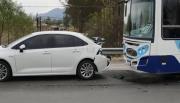  Un colectivo embistió a un auto con tres chicos en el acceso norte de la UCASAL