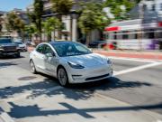Un terrible accidente terminó en tragedia: una familia no pudo ser salvada debido a las manijas del Tesla
