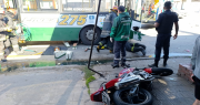 Video: dramático accidente de tránsito en Ensenada terminó con un motociclista atrapado debajo de un micro