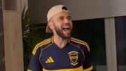 Video: la increíble reacción de Dani Alves al recibir una camiseta de Boca